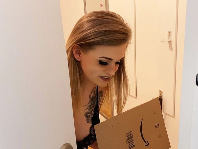 Endlich wieder da - Dreister Paketbote will mehr als nur das Paket abgeben.